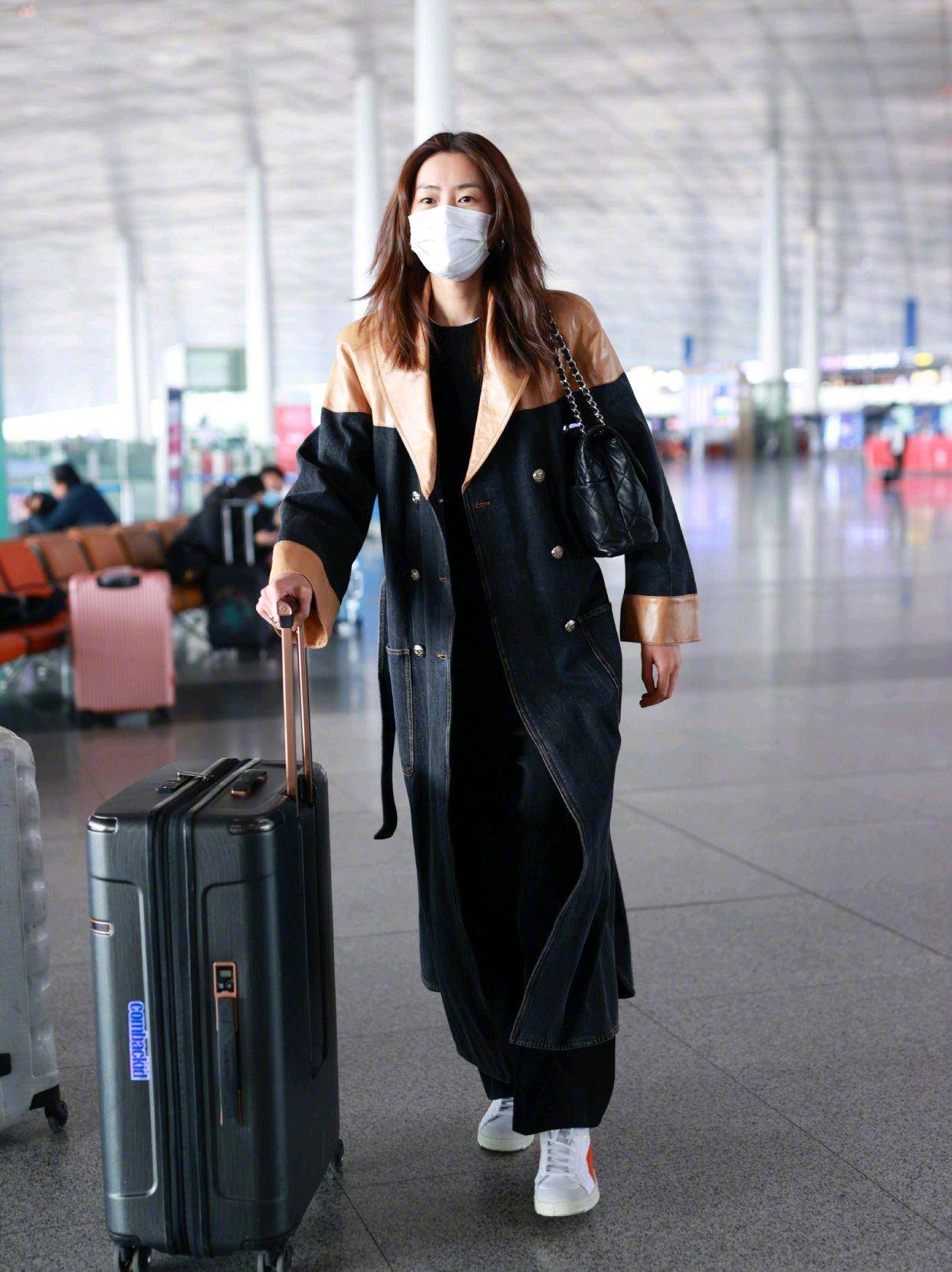 刘雯穿拼接设计的牛仔大衣潇洒走机场魅力四射不愧是国际超模