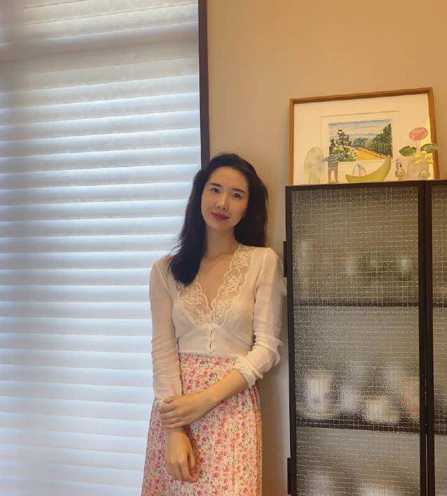 学董花花这样穿,气质更端庄,不愧是正宫_组合_长袖_上衣