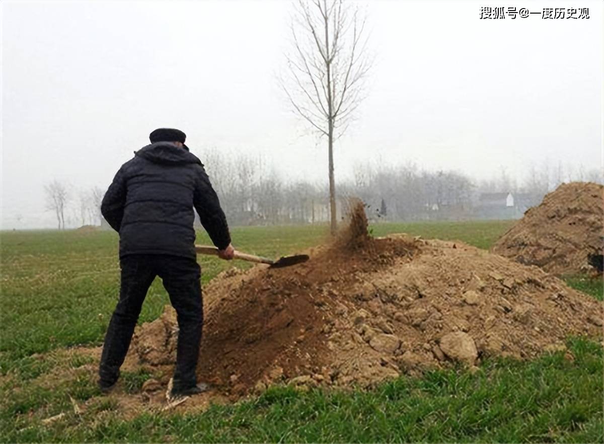 梦回故土，解析梦见自己给已故的叔下葬的深层含义