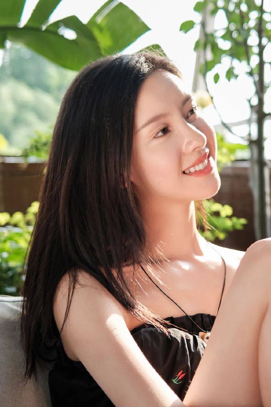 陈都灵身穿黑色抹胸裙大秀香肩!