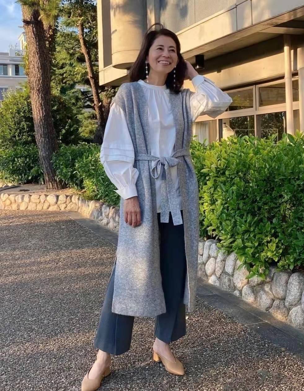 原创60岁女人春季少穿打底裤球鞋学学日本主妇这样搭知性又高级