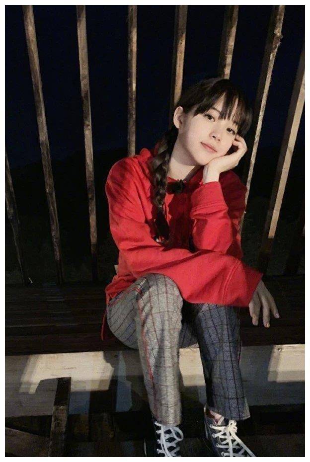 原创欧阳娜娜这次暴露了2双匡威鞋底合成一双穿难怪有漫画腿