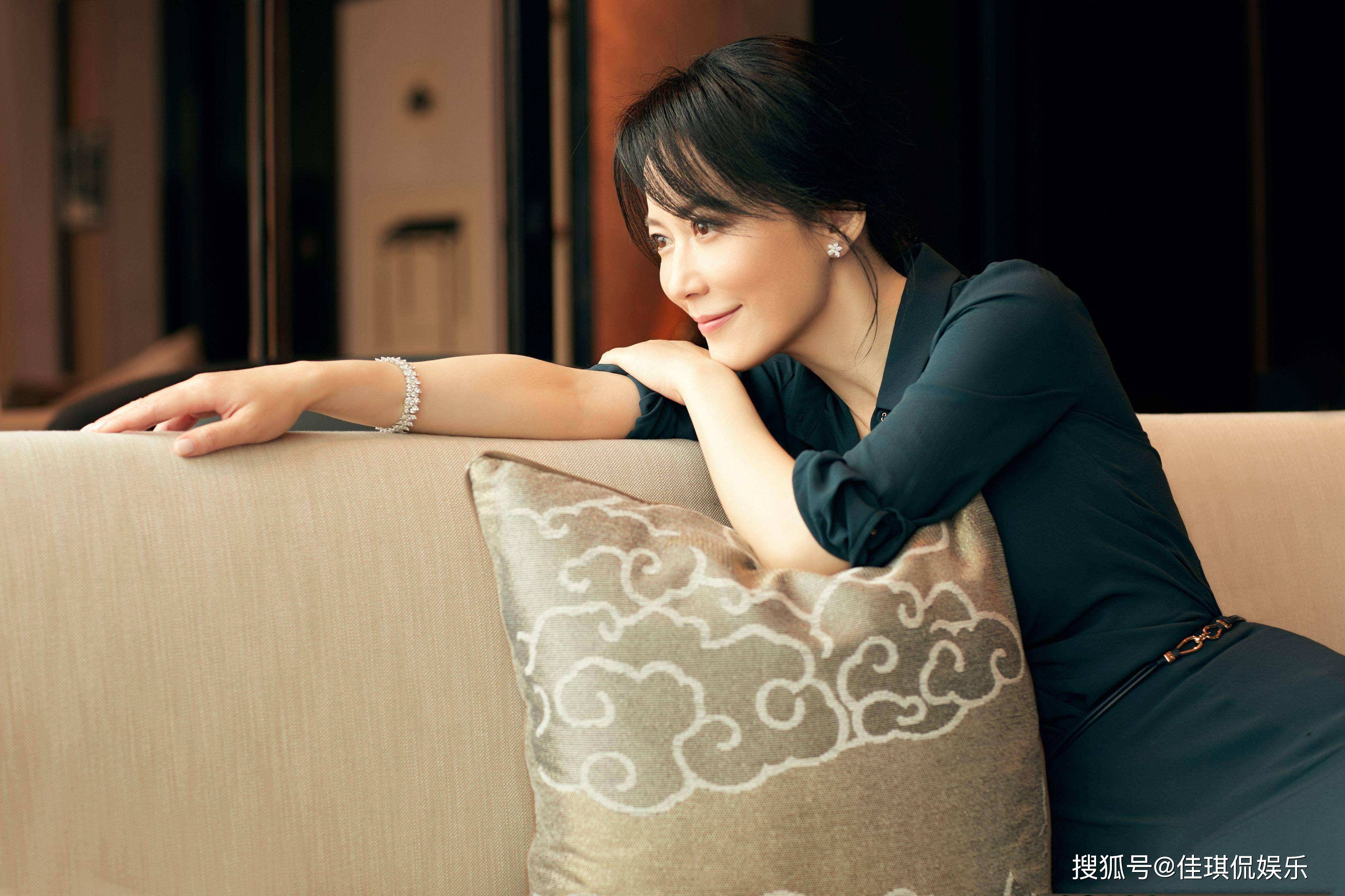 当时,金星听了俞飞鸿的回答,明白她是拿窦文涛当挡箭牌,洞悉一切的她