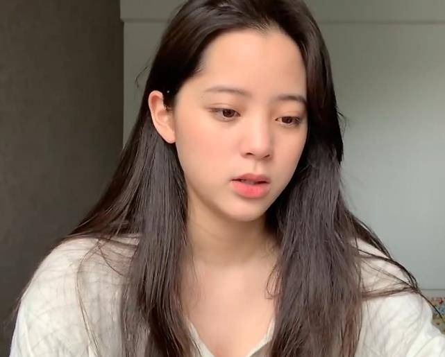 原创欧阳娜娜出门拿外卖故意把手机对着门口看到她的背影羡慕了