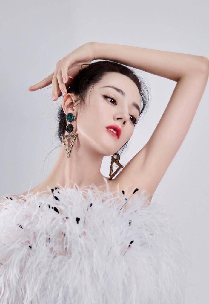 原创迪丽热巴羽毛包臀礼服太飒了她转身的瞬间美背太吸睛