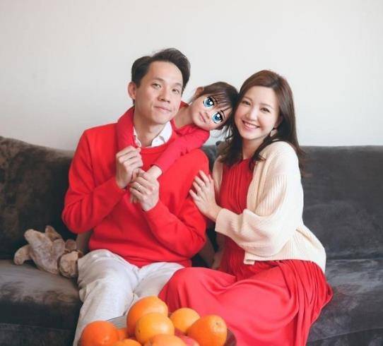 不过吴若希自从2016年与澳门才俊何兆鸿结婚,次年诞下女儿组织三口之