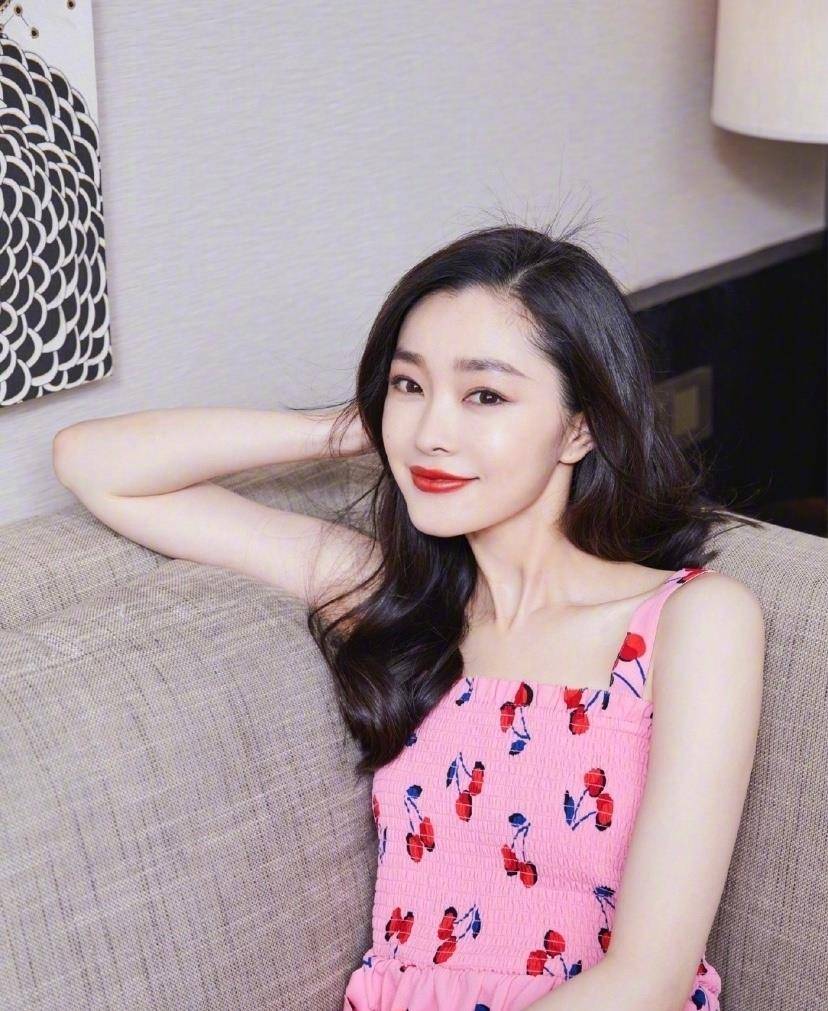 原创31岁宋轶气质好清甜穿樱桃吊带裙妩媚撩人尽显女人味