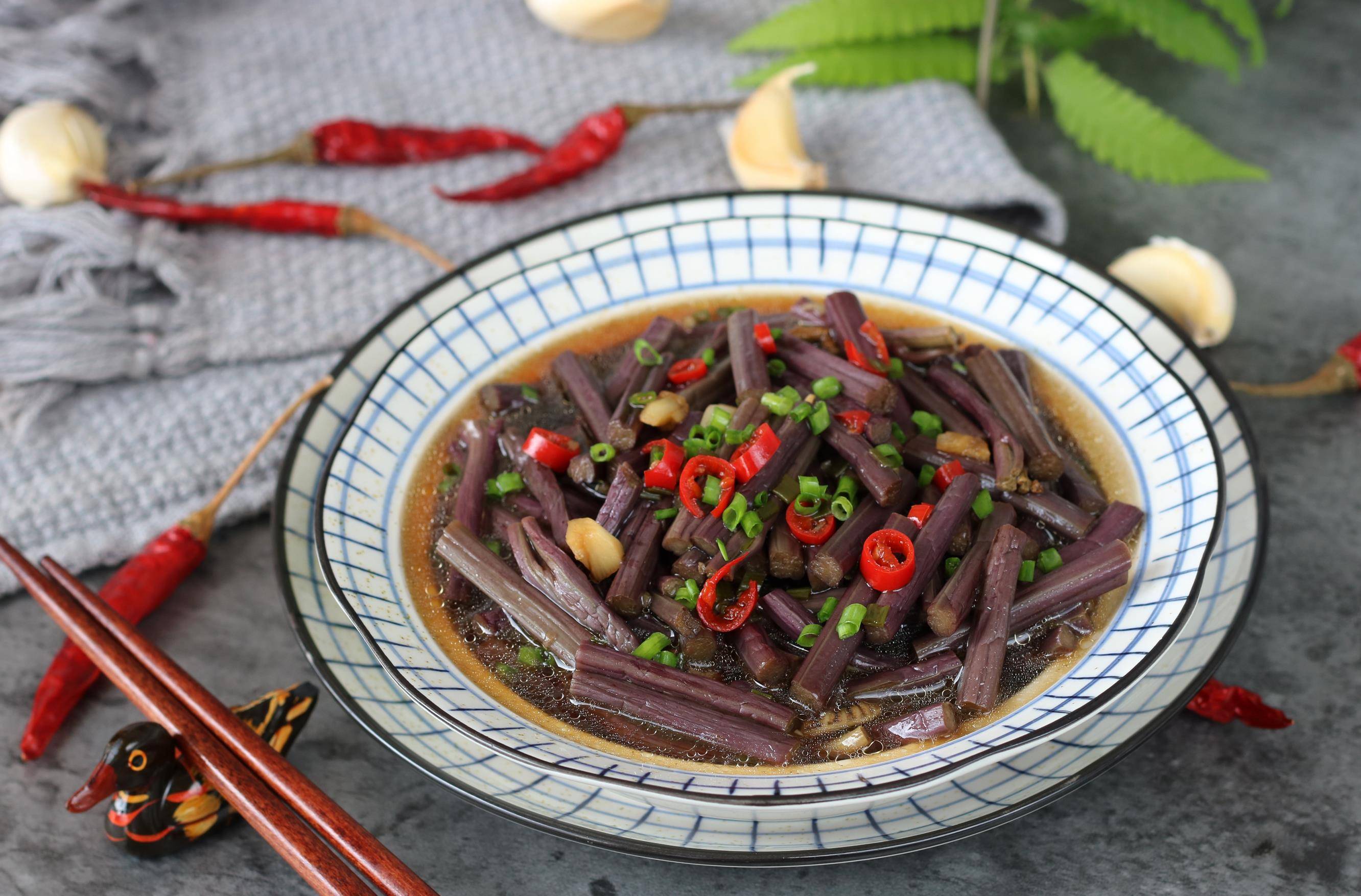 原创凉拌蕨菜多做这一步酸辣开胃巧吃野菜安全放心