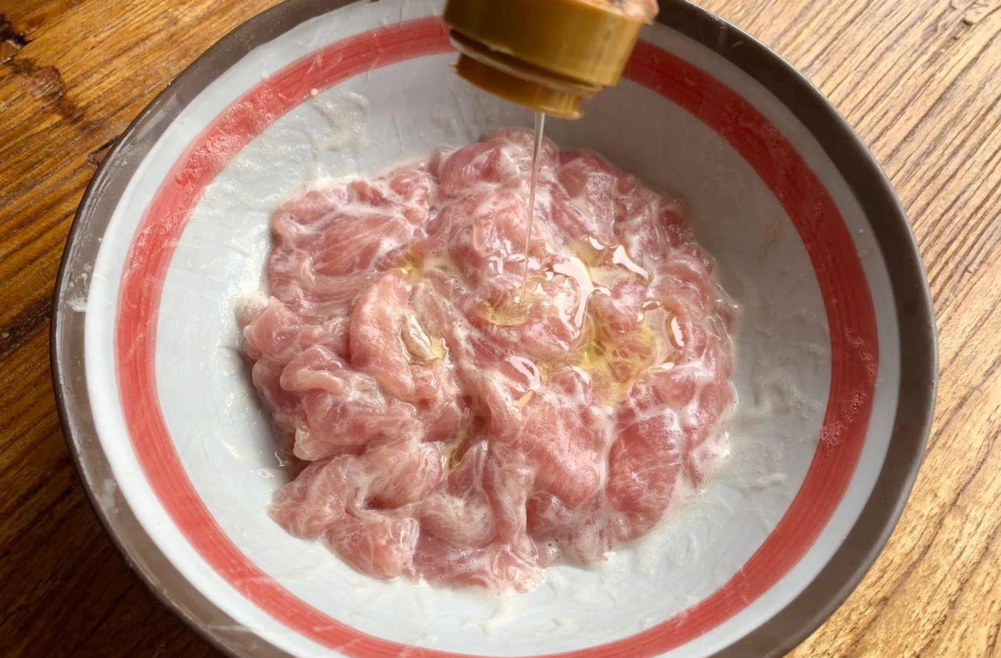 大厨分享的肉片上浆技巧,顺序最重要,这样做肉片鲜嫩爽滑超好吃_水分