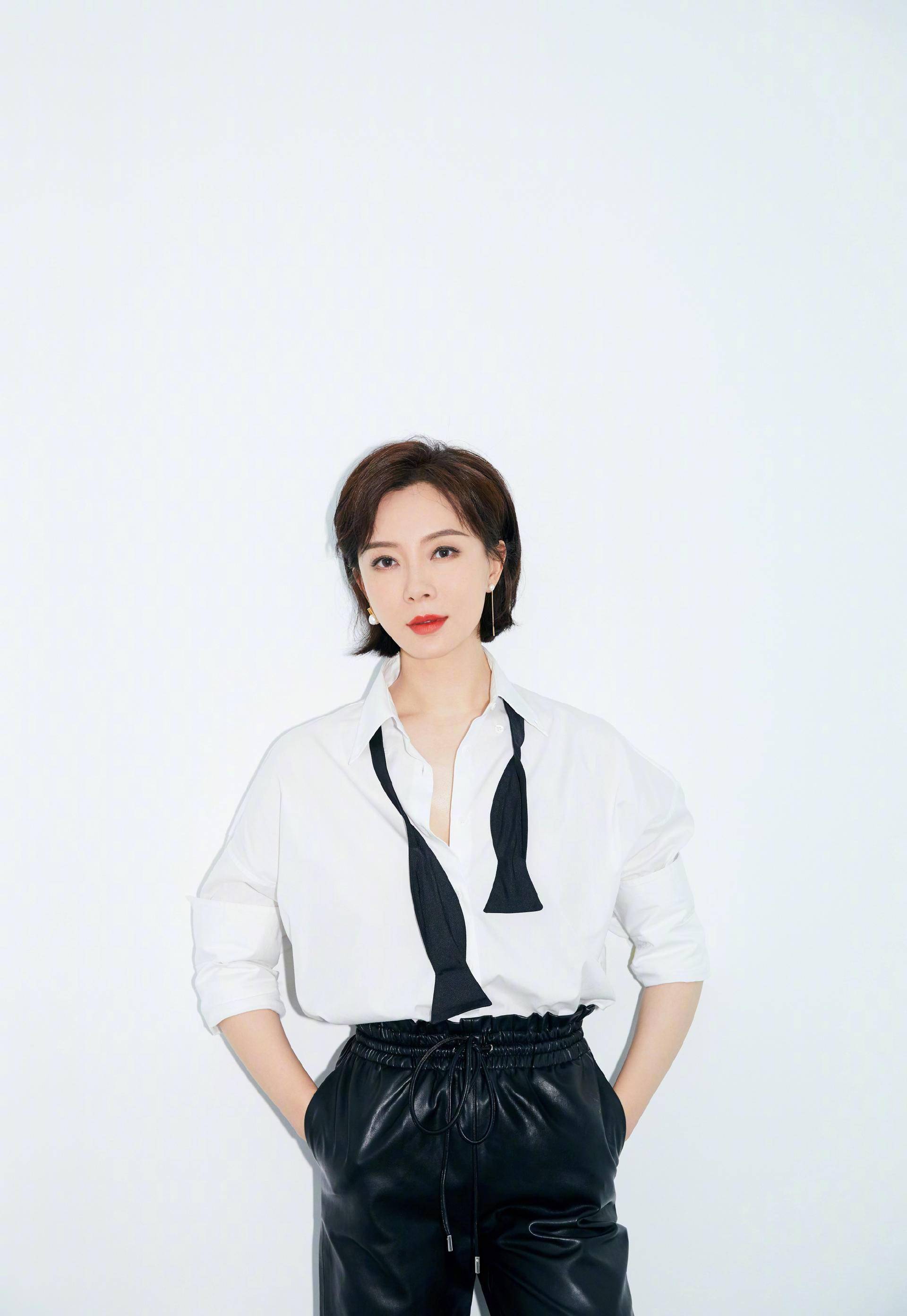 放过t恤吧,学伊能静和陈数这么穿,时尚减龄又高级_衬衣_连衣裙_女性