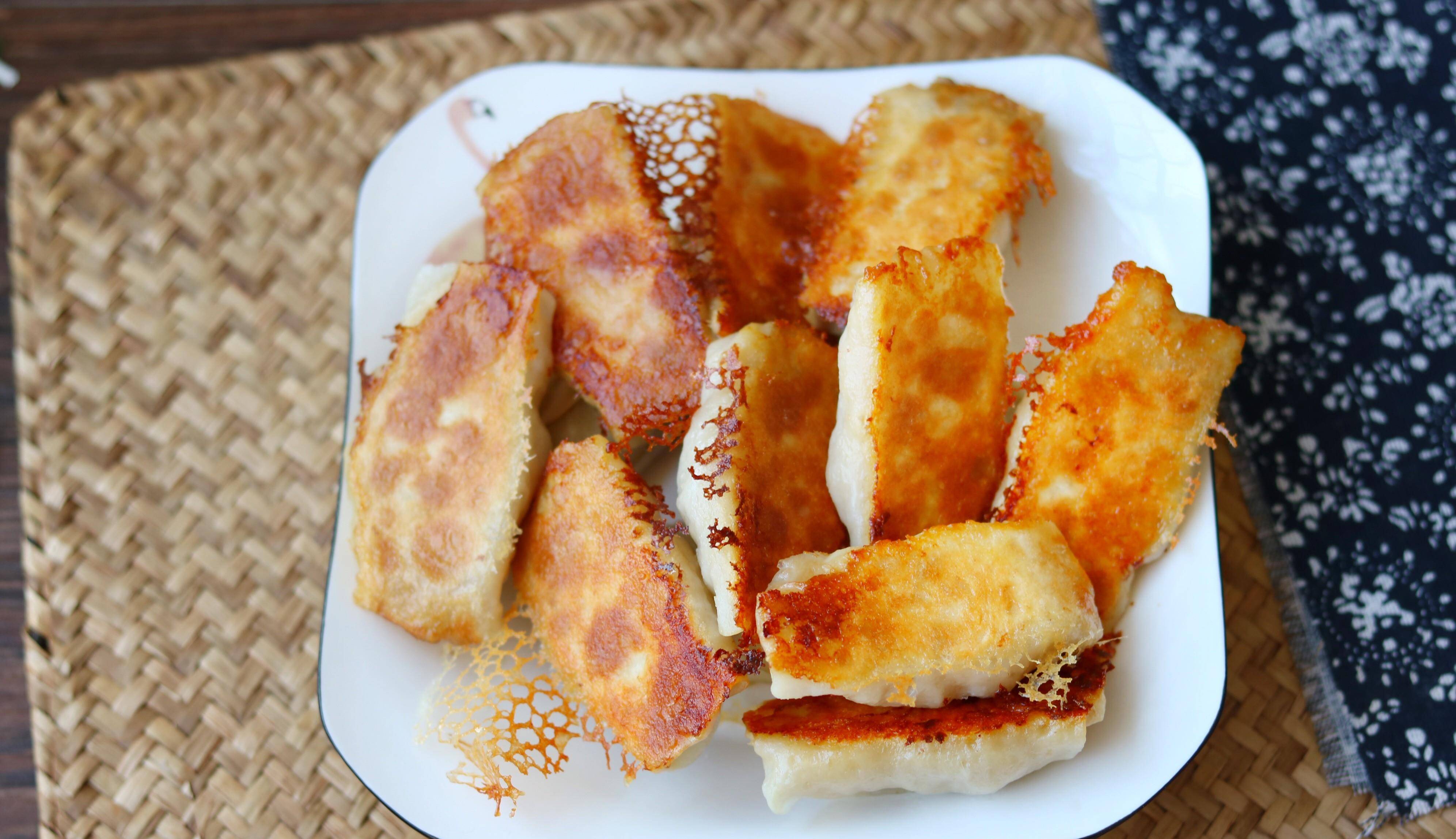 早餐女儿就爱山东面食,不用发面不用蒸,外酥里嫩,五分钟吃1盘_锅贴