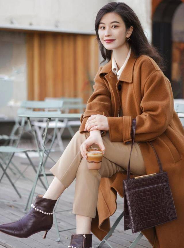 初冬穿大地色系才优雅,时尚博主私服穿搭示范,轻松提升品味_大衣_棕色
