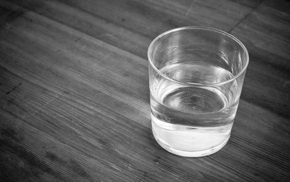 一杯白开水等于5副药？经常喝白开水是健康养生还是有害？