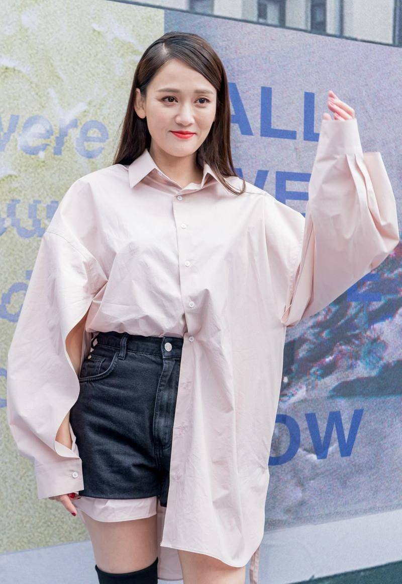 原创陈乔恩真是少女的代表穿长衬衫塞进短裤里配过膝长靴时髦爆