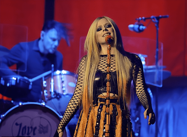 艾薇儿非常喜欢这样的渔网元素,而同时期的小甜甜布兰妮,如今和鲜肉