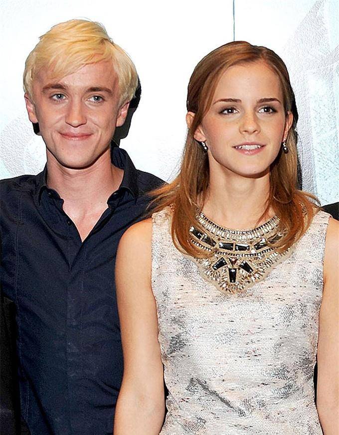 2009年,汤姆·费尔顿和艾玛·沃森在《哈利·波特与混血王子》中合影.