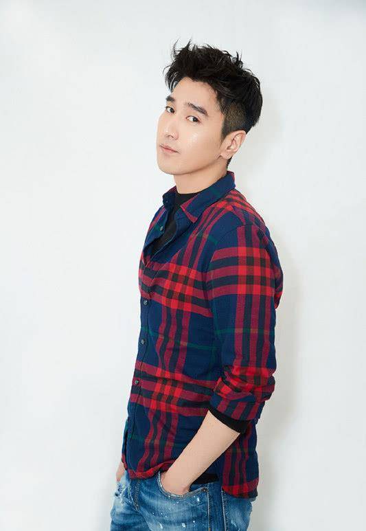 赵又廷把头发留长,做成中分发型配西装,奶爸很潮很有魅力!