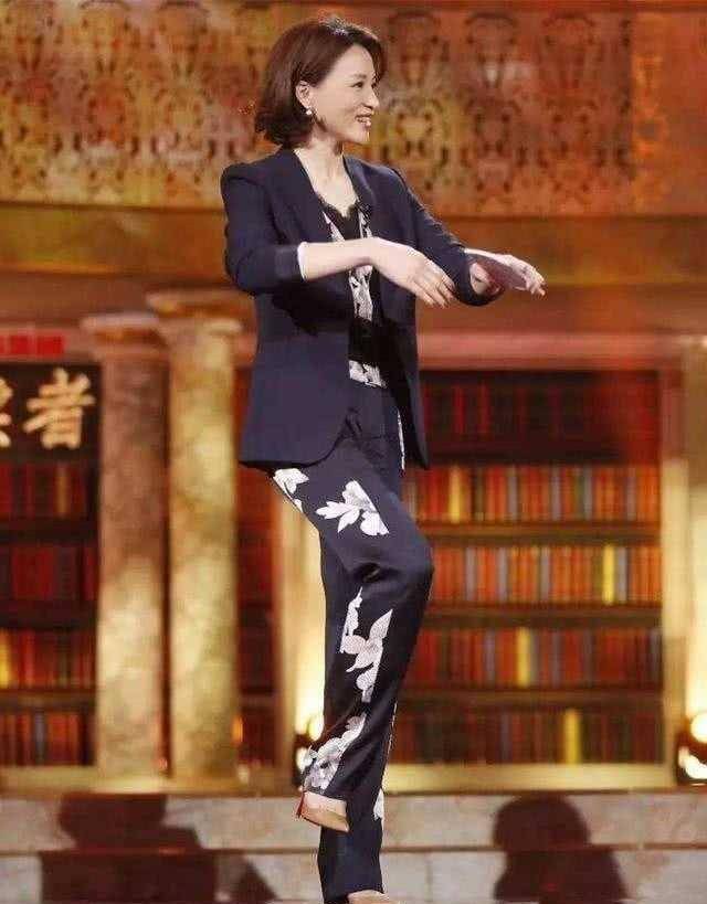 女人到了中年放弃牛仔裤配小白鞋吧瞧董卿这样穿太气质