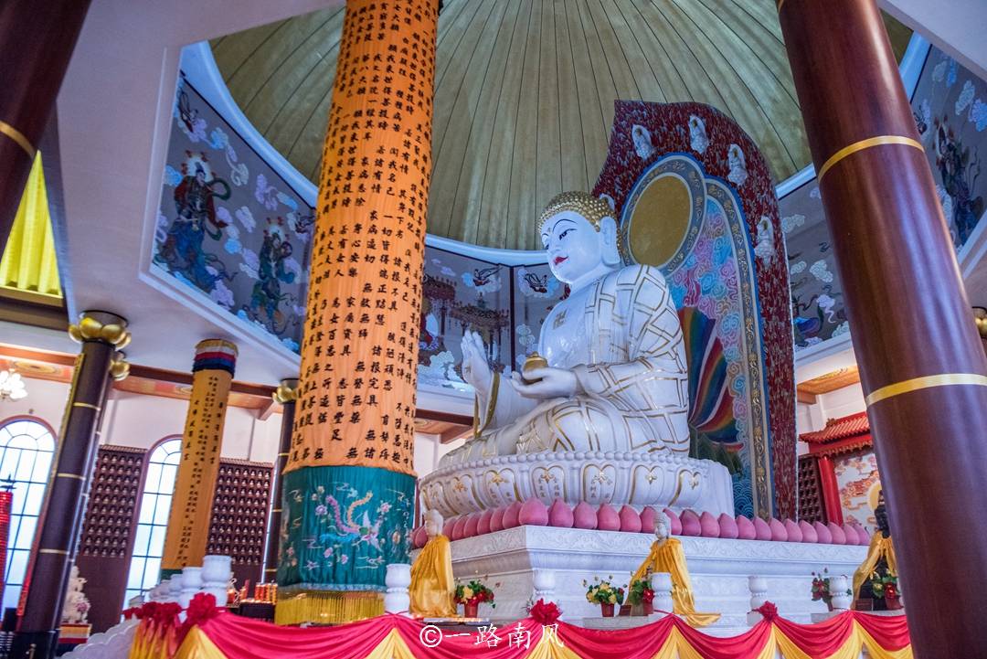 玉佛殿既是一座庄严的殿堂,也是一个巨大的文物宝库,据说展示的佛教