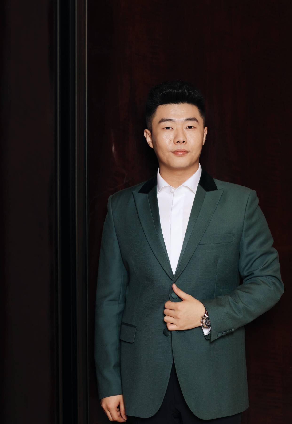 周九良戴上眼镜整个人看上去精神了不少,为什么又不戴眼镜了呢?