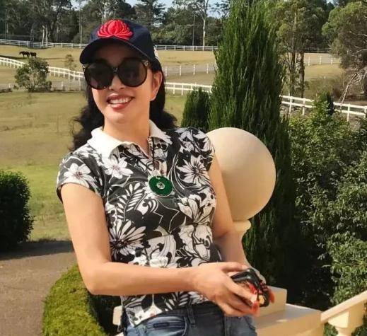 滑铁卢事件导致刘晓庆钟爱平安扣?这枚翡翠平安扣的出镜率极高!