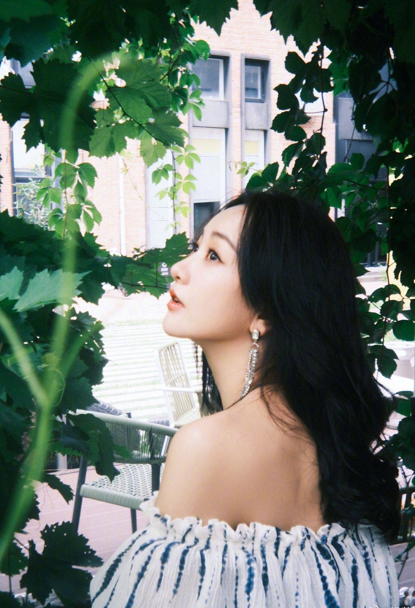 杨蓉一字露肩条纹连衣裙性感写真_杨蓉_条纹_连衣裙