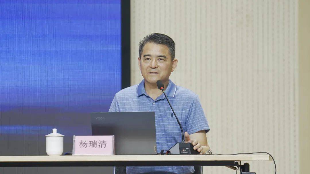 在上午的培训中,南京市浦口区行知教育集团校长杨瑞清为大家开展了题