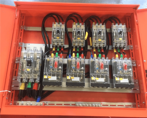 一,二级配电箱特点1,箱内设备:一般有断路器,电流互感器,漏电保护器