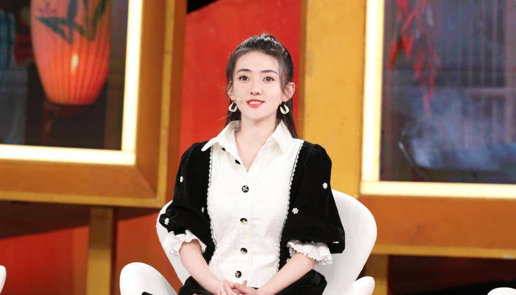 梁洁也太可爱了,一袭粉色挂脖裙还贴满亮片,配长卷发娇美成少女_时尚