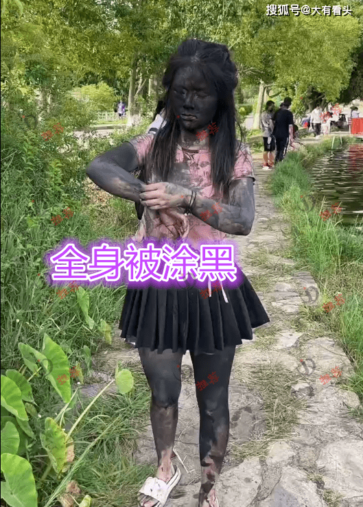 女子旅游参加“黑脸节”，脸和大腿都被涂黑，网友：像穿了黑丝袜