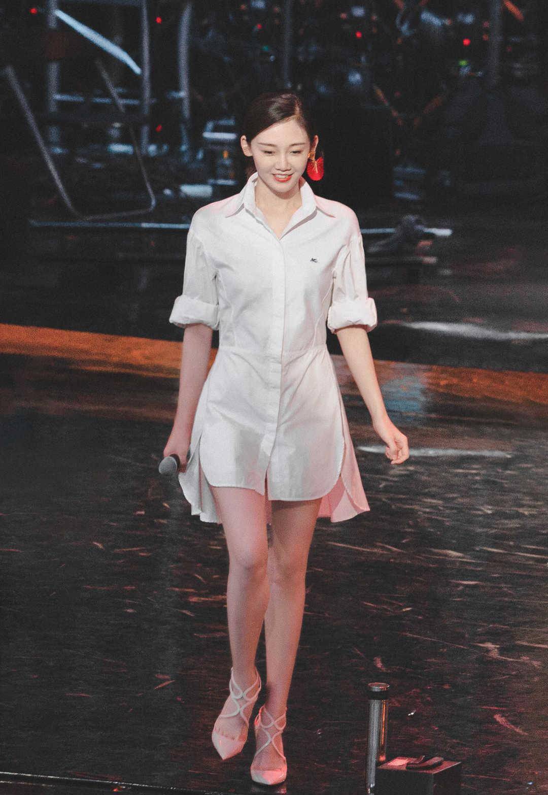 苗苗气质清纯甜美!穿黑色皮质外套搭配牛仔裤,美如初恋女友