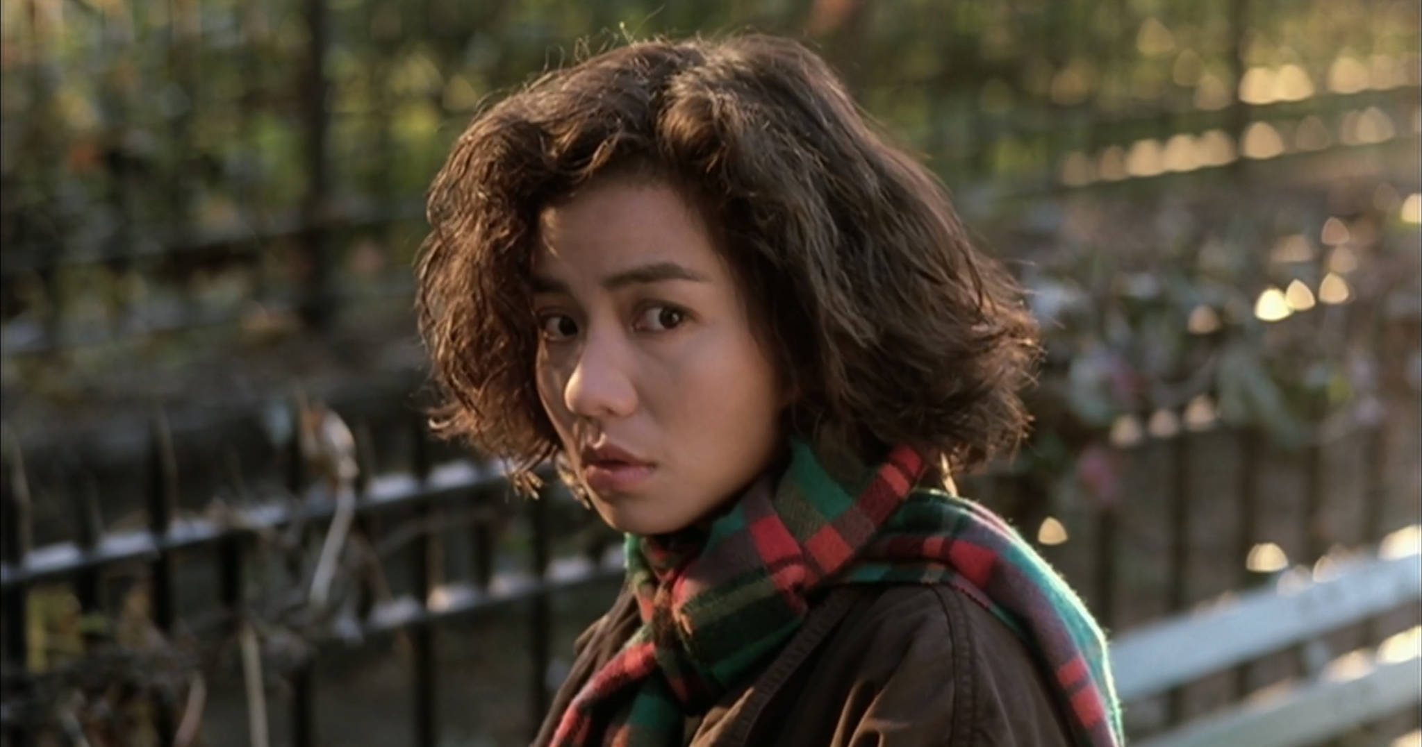 钟楚红久违现身木艺工厂62岁仍双眸清澈活力满满