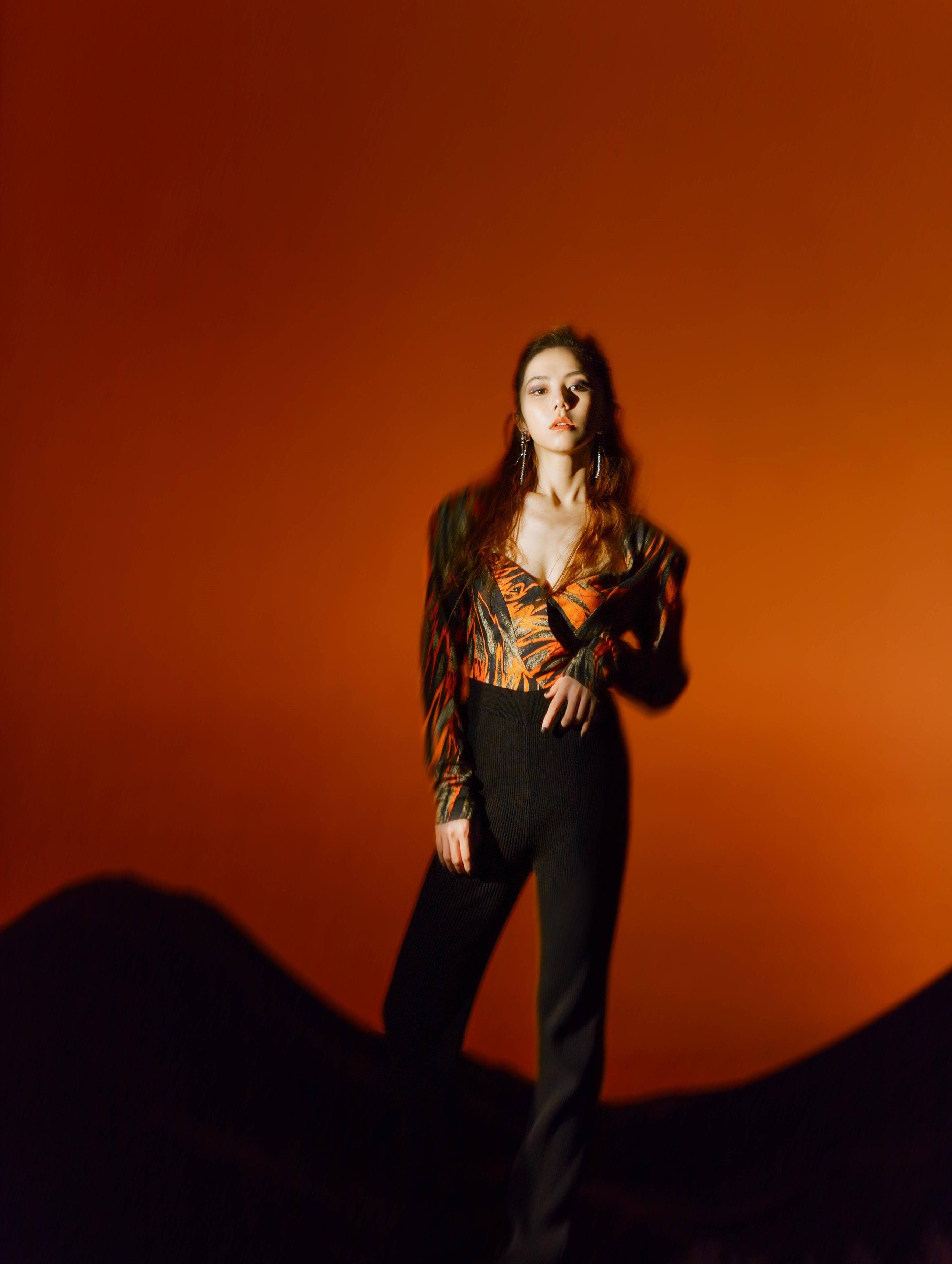 邓紫棋最新时尚大片曝光,燕尾连体衣格外有腔调,不愧是时尚女孩_衣服