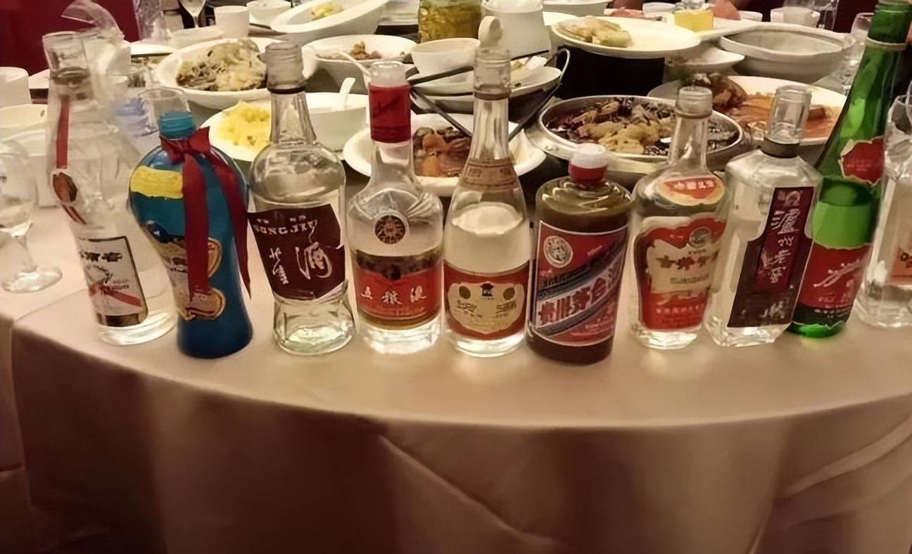 白酒的时候,尽量选择性价比白酒,太过名贵的白酒首先容易抢了领导风头