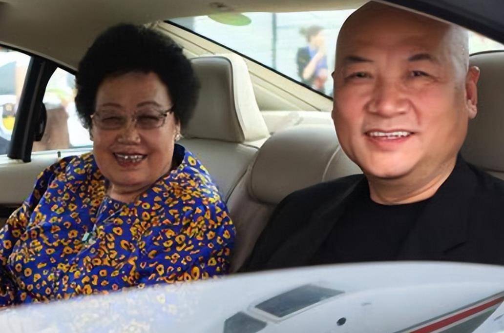 69岁迟重瑞低调出席孙女婚礼,精神气十足,陈丽华儿子也露面_杨丽华