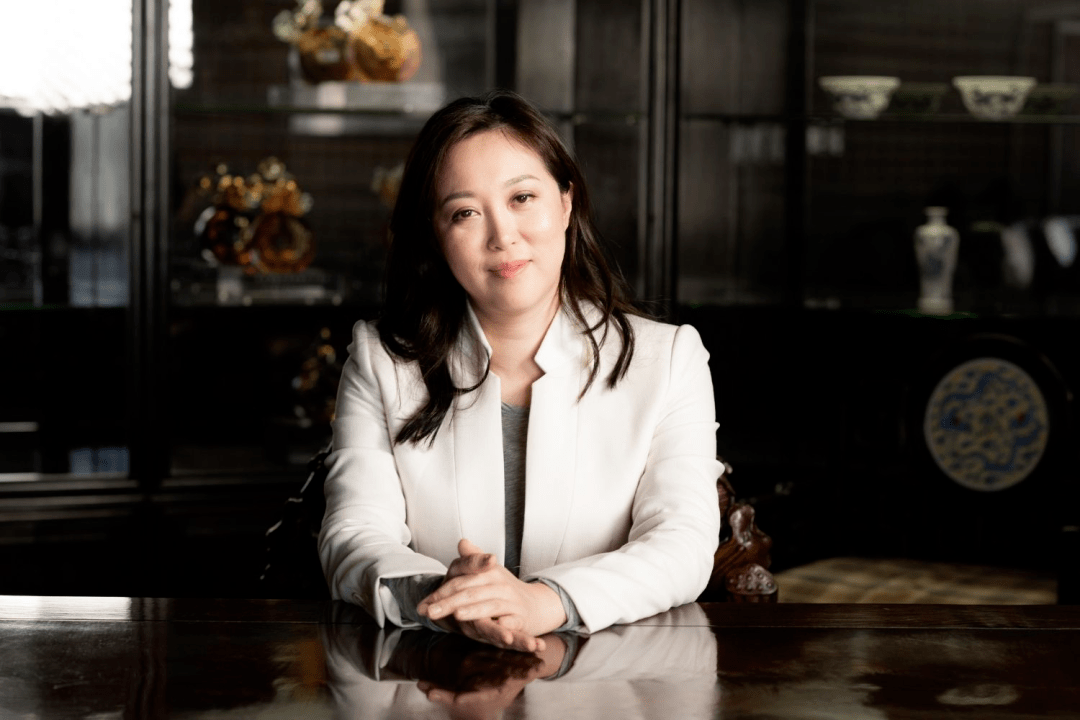 "女船王"赵式明也是这样的长相,面部比较圆润富态,眼睛大而有神,笑