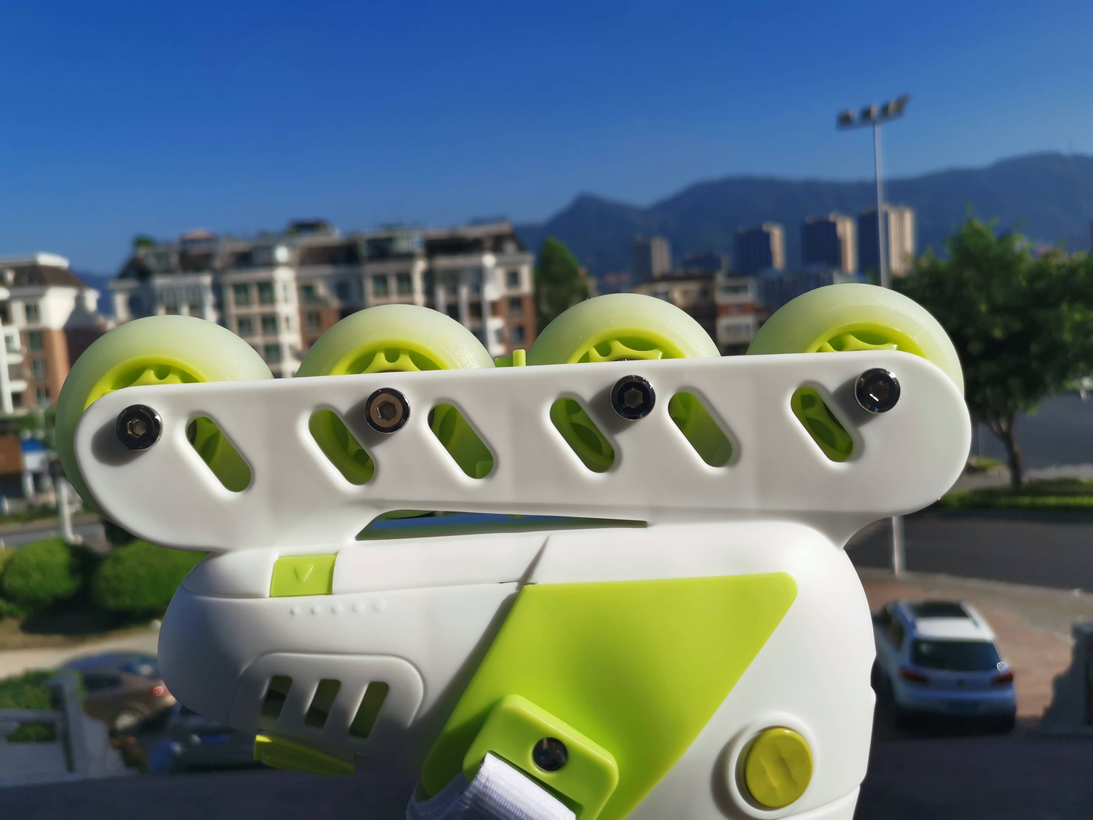 高强度材质,可以保证鞋轮不偏刃,滑向稳定不偏移