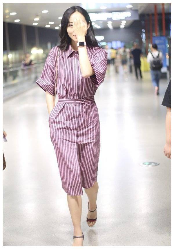 俞飞鸿真是越穿越减龄,一身红色条纹裙清新靓丽,48岁也很有魅力_裙子