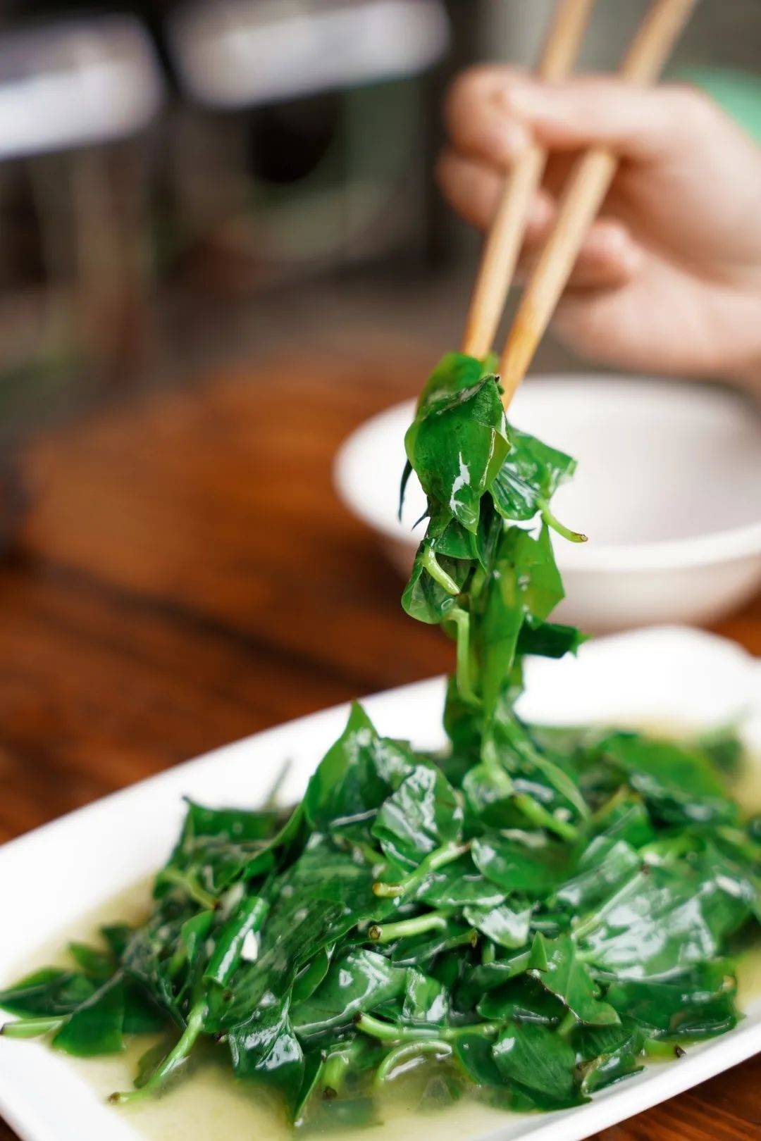 清香的清炒竹叶菜,携带着蒜香,在敞开来晒的夏天,十分解腻,也摄入了