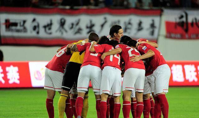 原创             广州队结束休假需解决两大难题，中超主场和摆满奖杯的足球博物馆