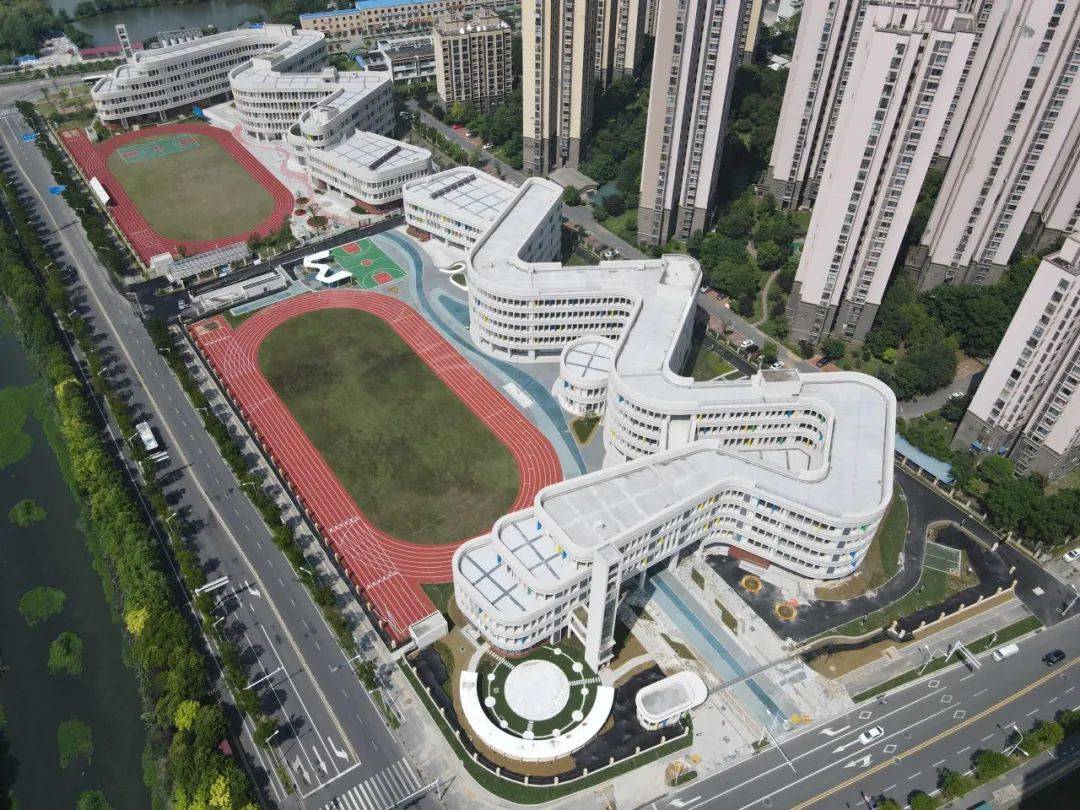 墨水湖中学效果图墨水湖中学校内除普通教室外,还配备有现代化多功能