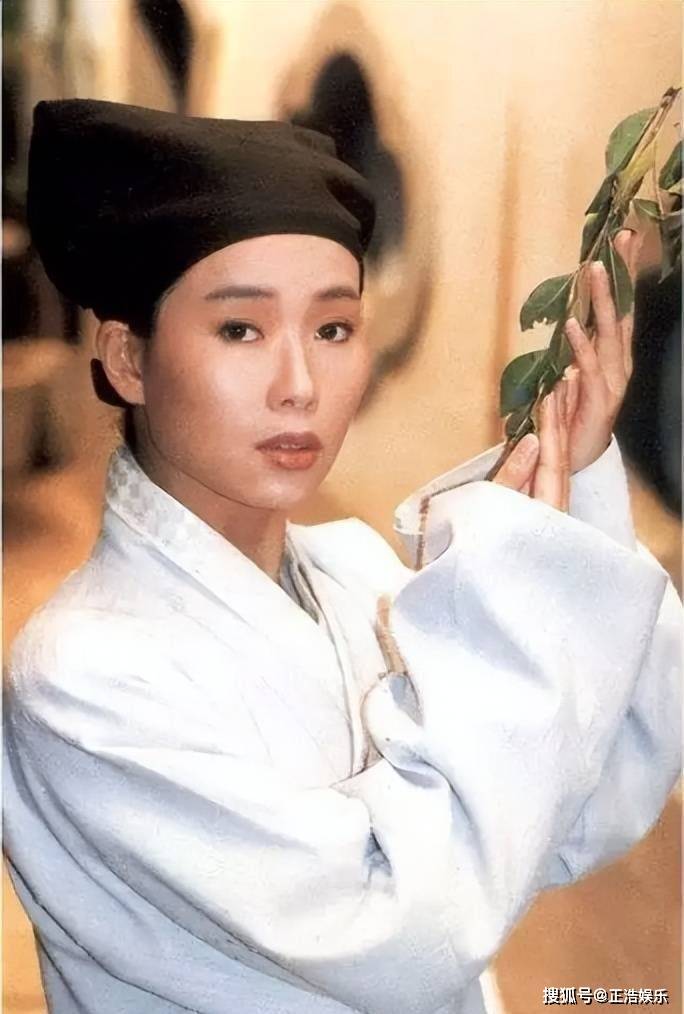 原创59岁许仙扮演者叶童近照大变样嘟嘴卖萌紫色短发太抢眼