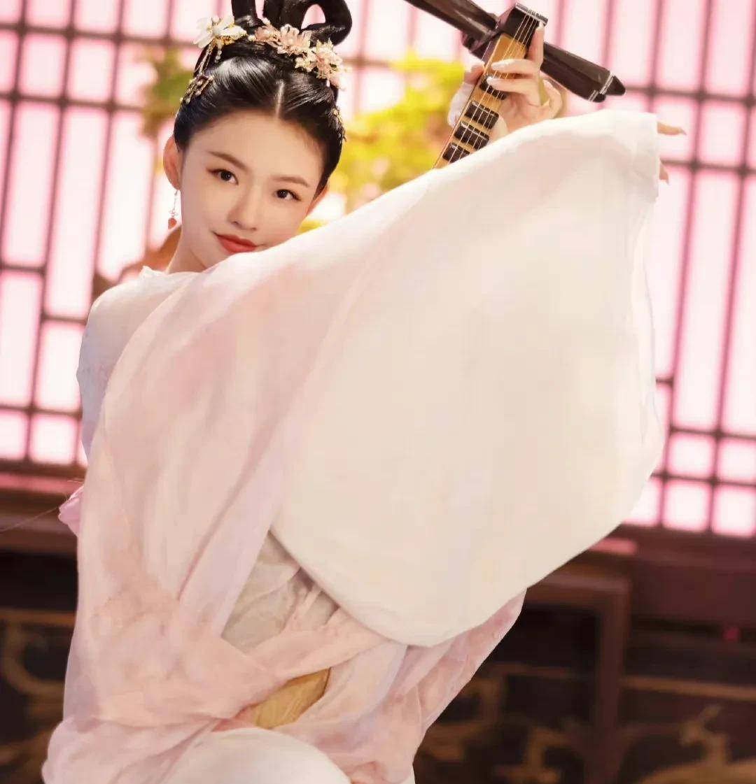同样是弹琵琶,把周洁琼和林允放在一起对比,差别就出来了_林允弹_剧中