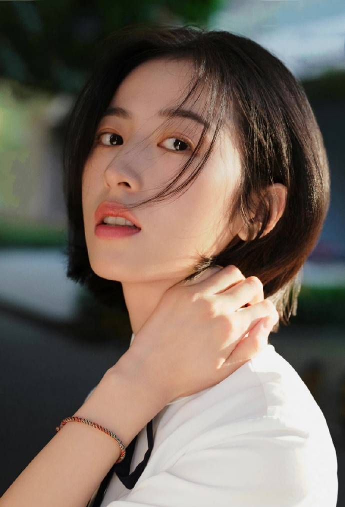 周雨彤,1994年5月21日出生于安徽,中国女演员,毕业于复旦大学上海视觉