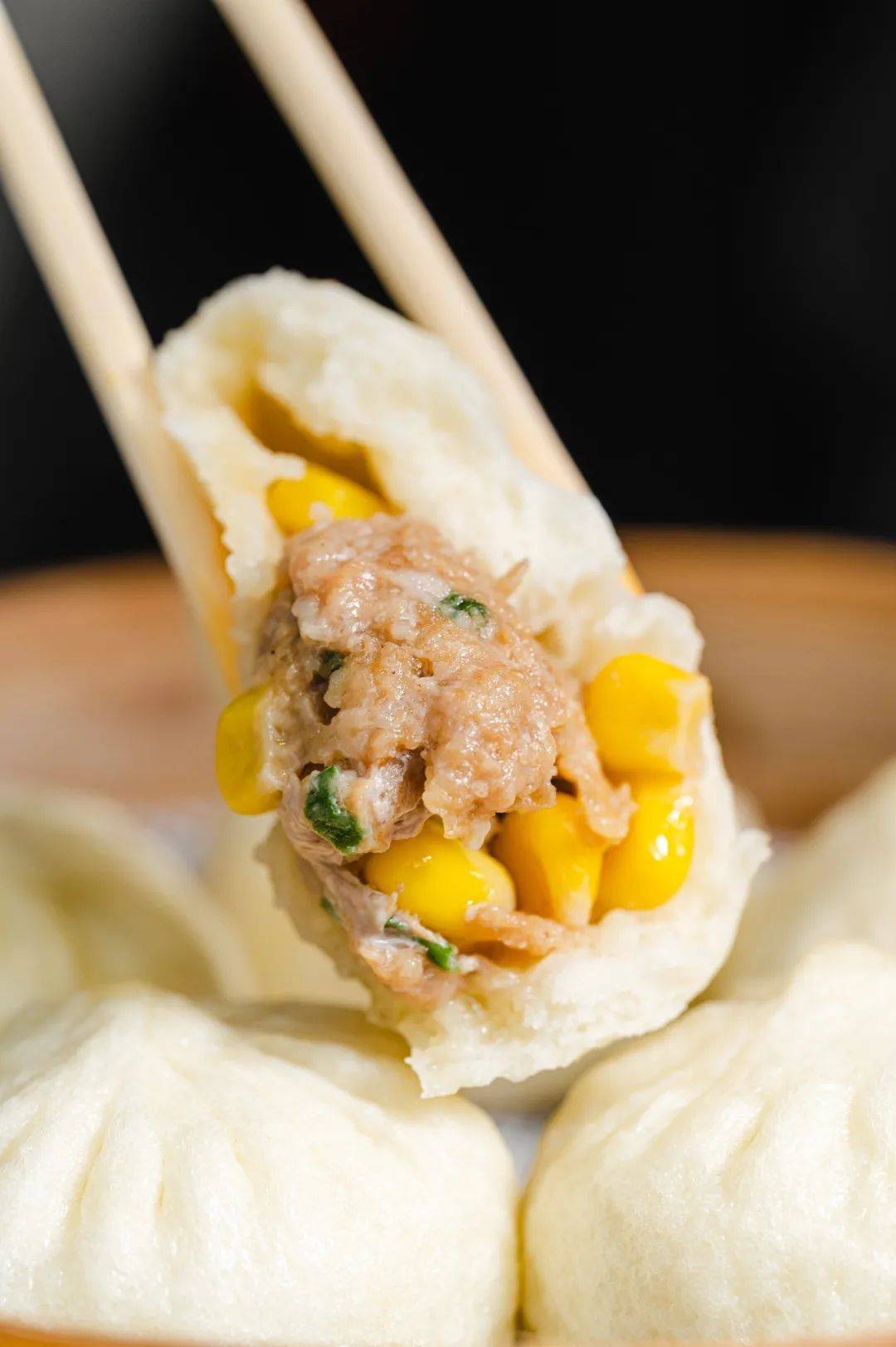 撕开满满都是黄澄澄的甜玉米粒和鲜绿的香葱猪肉,肉眼可见新鲜诱人!