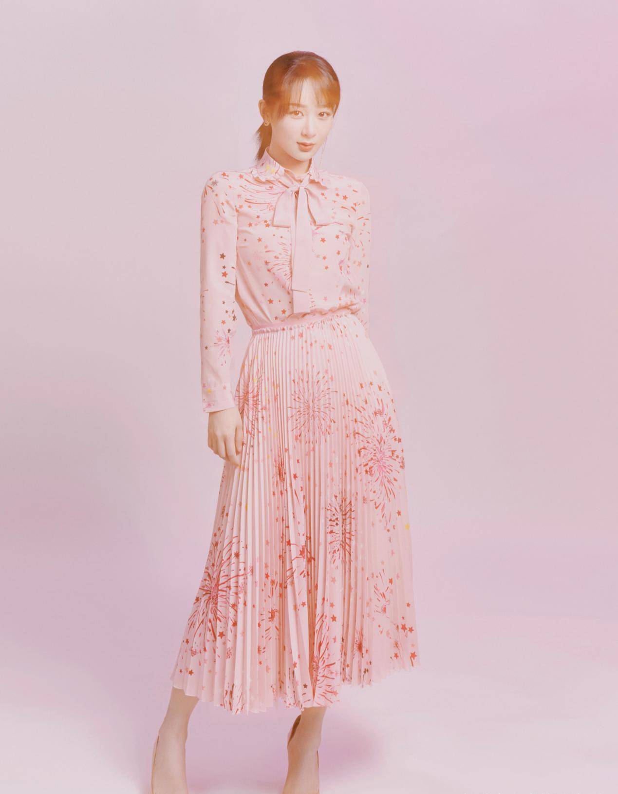 杨紫晒出美照穿白色时尚百褶裙文静又淑女越来越有女神范儿