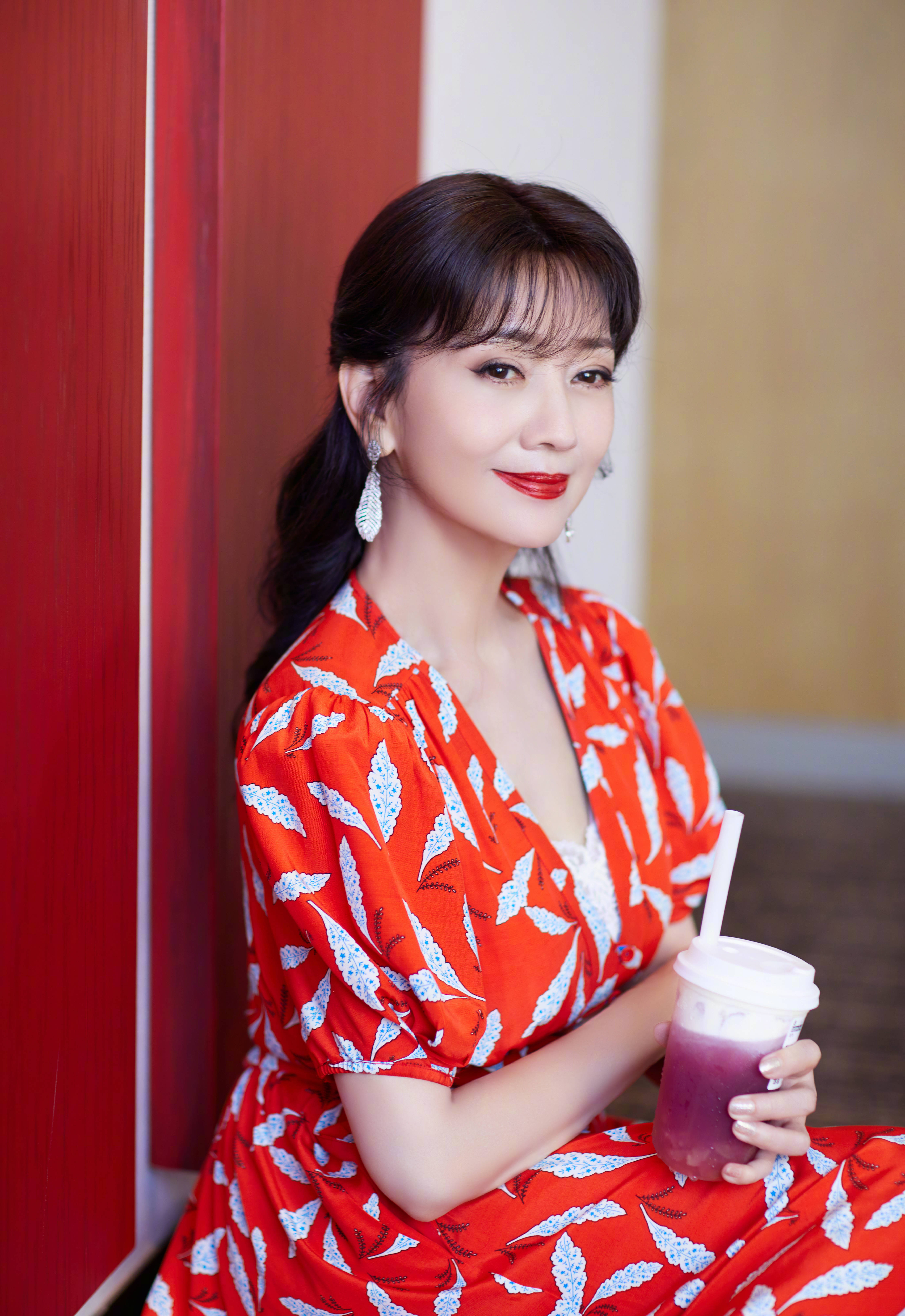 赵雅芝夏日专属氛围写真红色印花长裙美丽似烈火