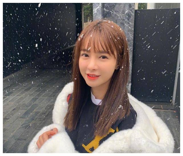 原创沈梦辰一直都是齐刘海当掀起刘海那一刻惊艳了时光