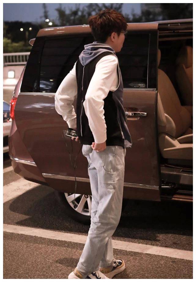 原创毛不易咋瘦了这么多紧身牛仔裤都穿出了宽松感变长腿欧巴了