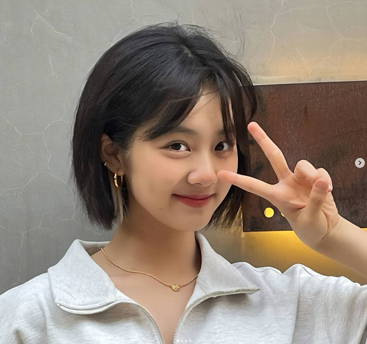 孙莉晒二女儿近照,9岁多妹涂大红唇穿旗袍
